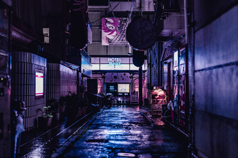 夜の渋谷に静かにたたずむラブホテル